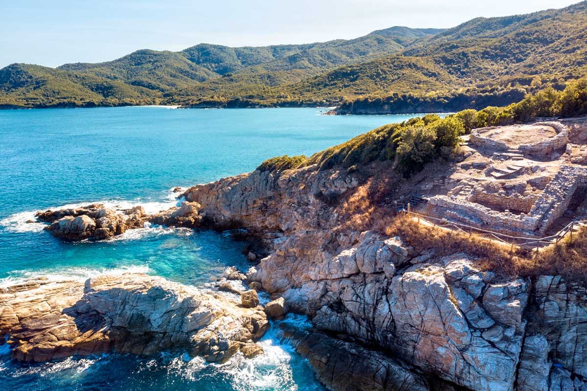 Paisaje de calas mediterráneas y costa rocosa en la Costa Brava