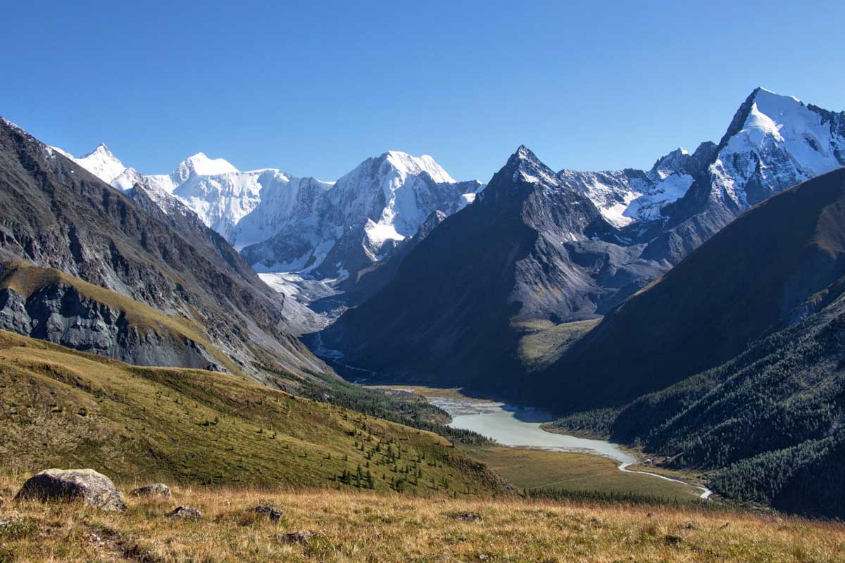 Paisaje de alta montaña de los Pirineos con cumbres y naturaleza